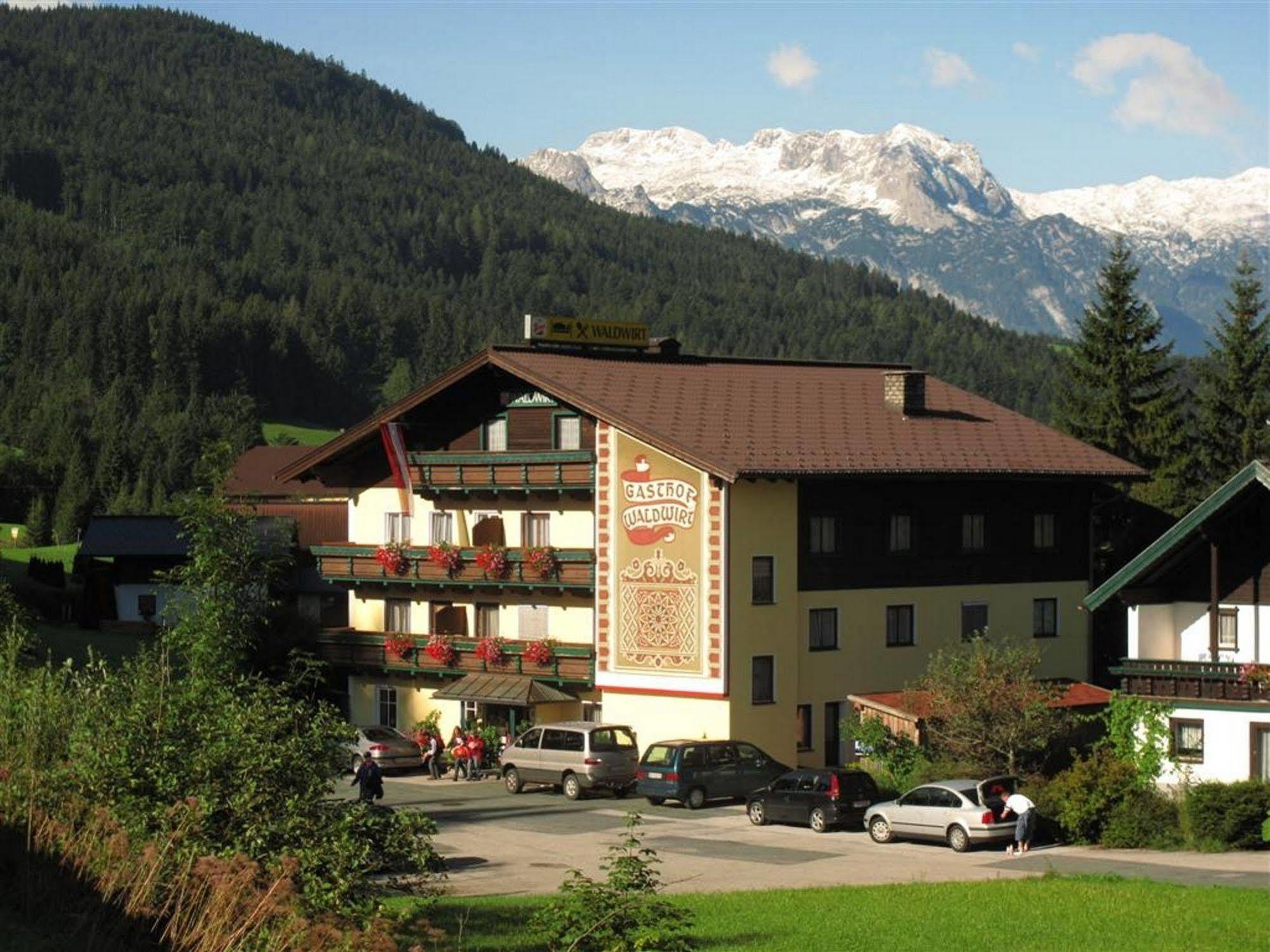Gasthof Waldwirt Russbach am Pass Gschuett Luaran gambar