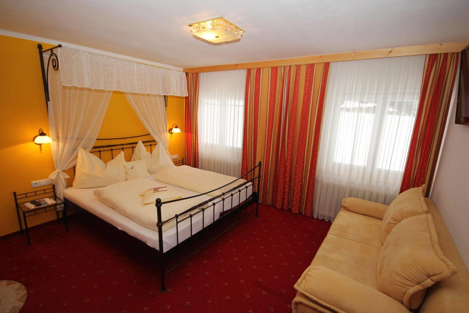 Gasthof Waldwirt Russbach am Pass Gschuett Luaran gambar