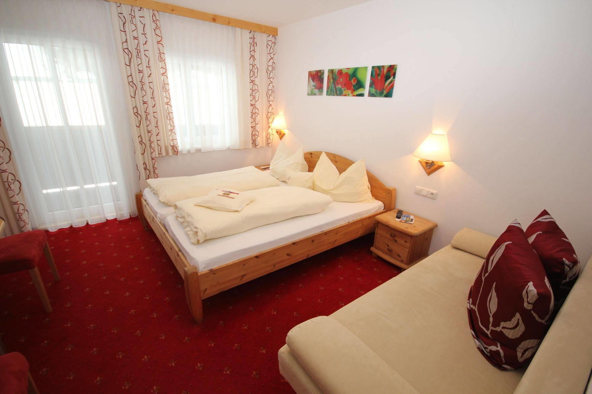Gasthof Waldwirt Russbach am Pass Gschuett Luaran gambar